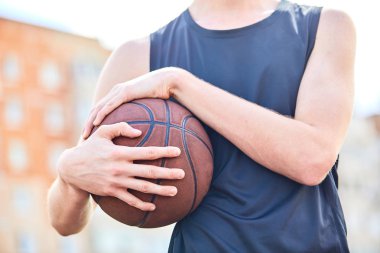 açık basketbol oynarken topu tutan adam