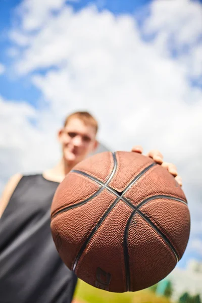 Homme Tenant Ballon Tout Jouant Basket Extérieur — Photo
