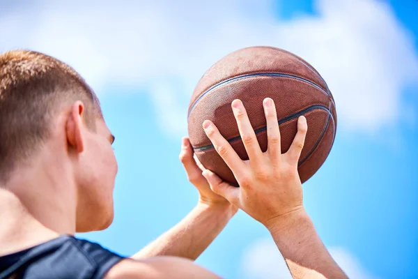 Hombre Celebración Pelota Mientras Juega Baloncesto Aire Libre —  Fotos de Stock