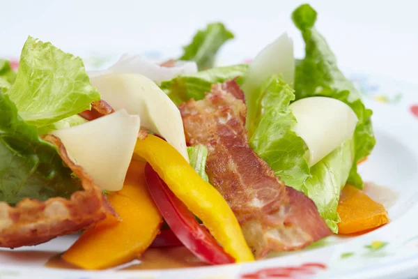 Sallad Med Bacon Vit Platta Närbild — Stockfoto