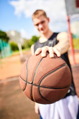 açık basketbol oynarken topu tutan adam