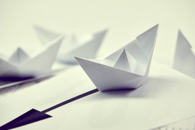 el yapımı kağıt tekne üzerinde mavi arka plan, iş kavramı