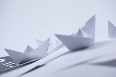 el yapımı kağıt tekne üzerinde mavi arka plan, iş kavramı