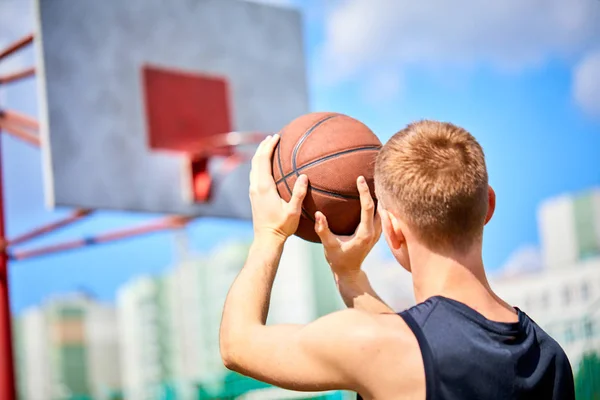 Homem Segurando Bola Enquanto Joga Basquete Livre — Fotografia de Stock