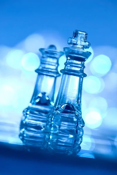 Хрупкие Прозрачные Шахматы Голубом Фоне — стоковое фото