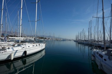 Güneşli bir günde limana yat park etmek.