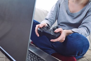 oyun çubuğu denetleyicileri süre iskambil video spor evde tutan adam