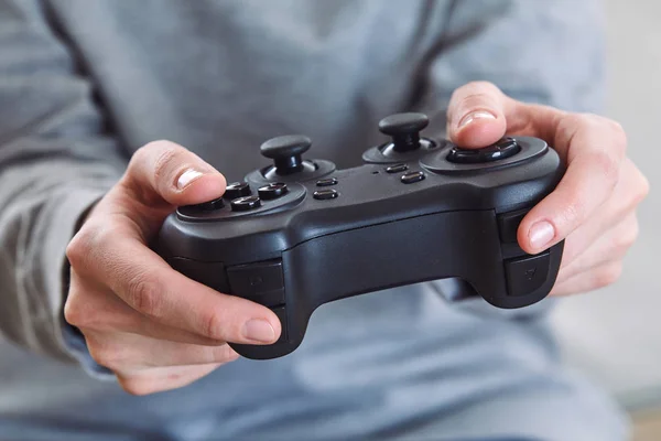 Mann Hält Steuerknüppel Während Hause Videospiele Spielt — Stockfoto