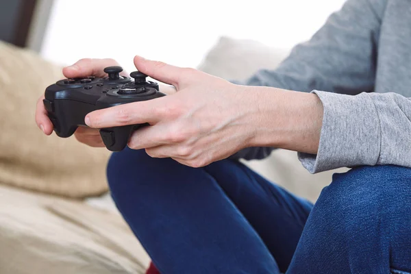 Hombre Sosteniendo Controladores Joystick Mientras Juega Videojuegos Casa — Foto de Stock