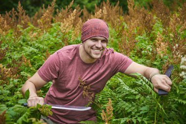 adam onun yol çalılık yoluyla pala ile