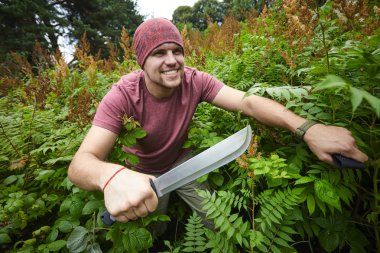 adam onun yol çalılık yoluyla pala ile