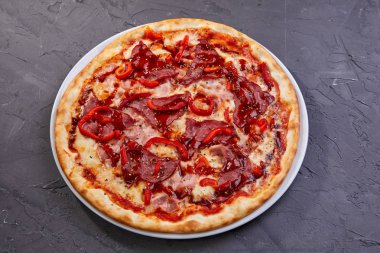 Ev yapımı pizza domates ve biber ve kırmızı biber ile sığır eti dilimleri ile 