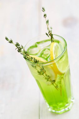 yaz kokteyl cam ahşap arka plan, limon dilimleri ile yakın çekim