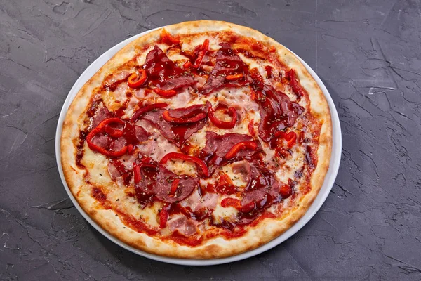 Ev yapımı pizza domates ve biber ve kırmızı biber ile sığır eti dilimleri ile 