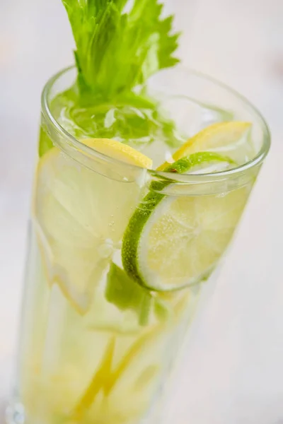 Cocktail Estivo Bicchiere Con Fette Limone Lime Fondo Bianco Primo — Foto Stock