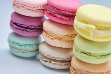 yığın renkli lezzetli macaroons, yakın çekim