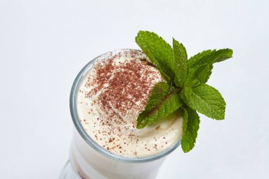 Latte macchiato ile nane yaprakları bardakta, yakın çekim 