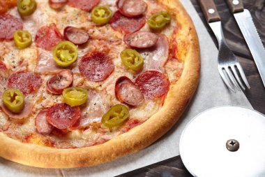 sosis ve yeşil biber dilimleri, yakın çekim sıcak lezzetli pizza 