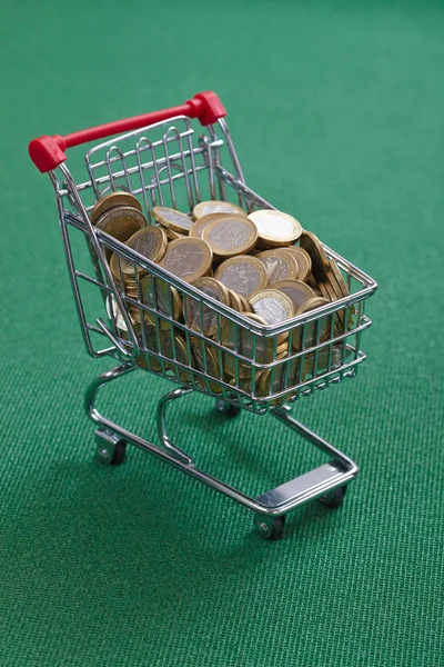 欧洲硬币在购物篮在绿色背景 — 图库照片