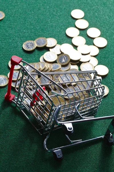 欧洲硬币在购物篮在绿色背景 — 图库照片