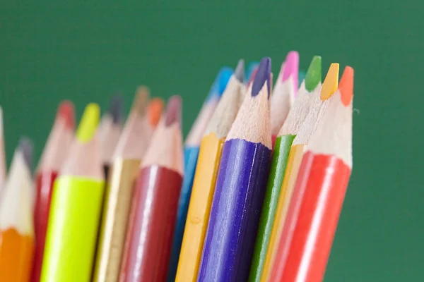 Assortiment Crayons Couleur Sur Fond Vert Gros Plan — Photo