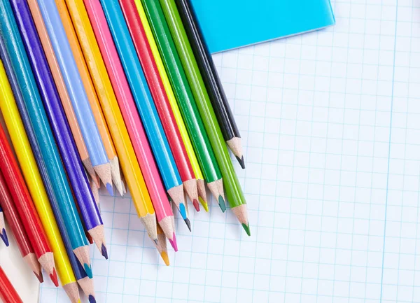 格子縞の上に色鉛筆の品揃え背景 クローズ アップ — ストック写真