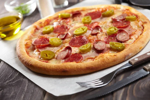 Sosis Yeşil Biber Dilimleri Yakın Çekim Sıcak Lezzetli Pizza — Stok fotoğraf