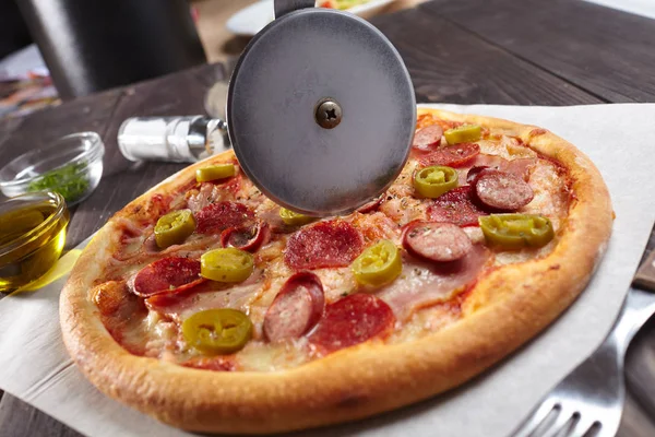 Warme Smakelijke Pizza Met Worst Groene Peper Segmenten Close — Stockfoto