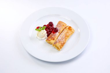 tatlı kek kiraz beyaz tabakta ile yakın çekim 