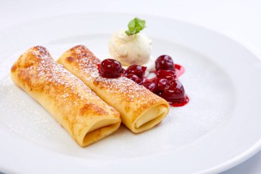 tatlı kek kiraz beyaz tabakta ile yakın çekim 