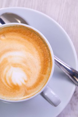 Beyaz fincan aromatik kapuçino, üstten görünüm