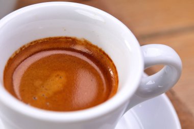 Beyaz fincan aromalı kahve, en iyi görünümü