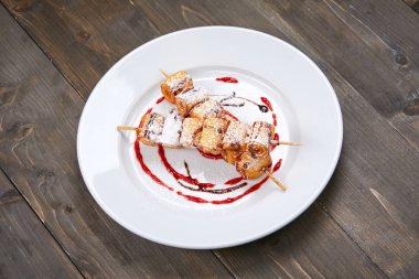 Beyaz plaka ile sopa, tatlı yakın çekim 