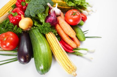 Beyaz arka plan üzerinde taze sebze yığını