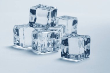 gri arka plan şeffaf buz küpleri