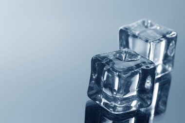 gri arka plan şeffaf buz küpleri