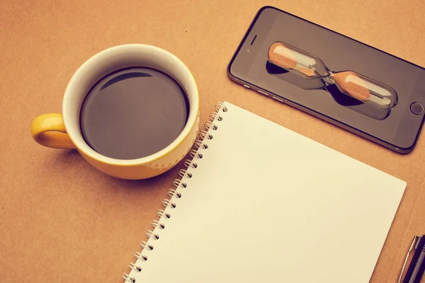 现代智能手机与记事本和咖啡杯在办公室桌子上 商业理念 — 图库照片