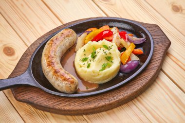 sosis tabakta sebze ve patates püresi ile 