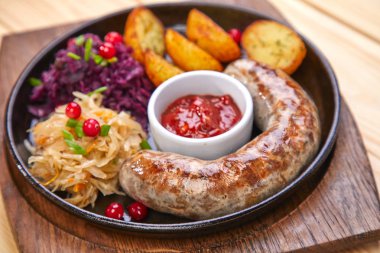 fırında patates ve salata plaka üzerinde sosis 