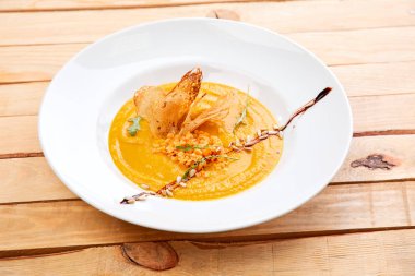 Kabak kremalı çorba, kruton ve pirinç beyaz tabakta yakın çekim 