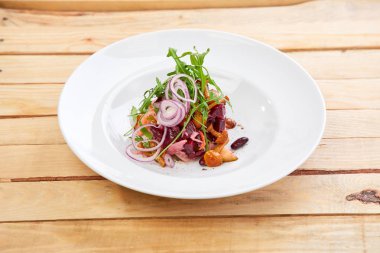 pancar ve bal agaric ile beyaz tabakta kırmızı soğan salatası vejetaryen yakın çekim 