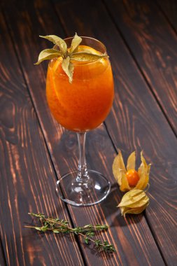 Taze yaz kokteyl cam ahşap arka plan üzerinde yakın çekim