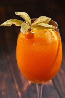 Taze yaz kokteyl cam ahşap arka plan üzerinde yakın çekim