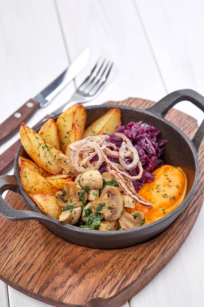 Légumes Rôtis Avec Tranches Patates Douces Dans Une Casserole — Photo