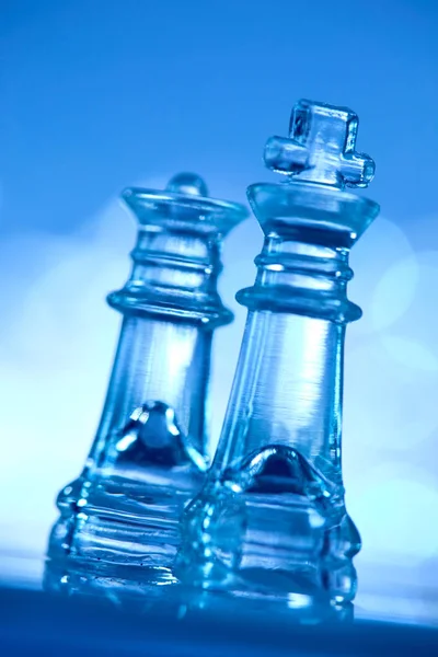 青の背景に英国の透明なガラスのチェス — ストック写真