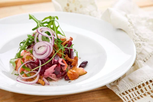 Vegetarian Salad Beetroot Honey Agaric Red Onion White Plate Close — Stock Photo, Image