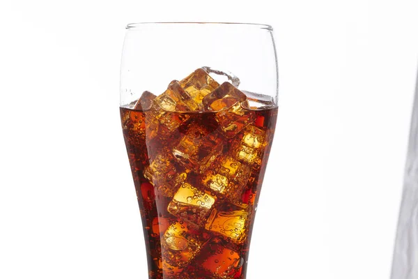 一杯冷可乐与冰块 — 图库照片