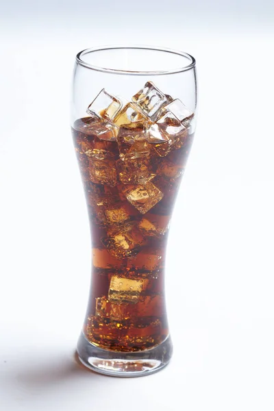 Glas Med Kall Cola Med Isbitar Närbild — Stockfoto