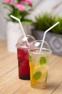 Ahşap masa taze lezzetli yaz içecekler