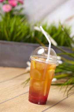 Taze lezzetli yaz içeceği ahşap tablo